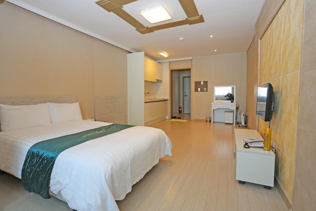 R&T Hotel Jeju Exteriör bild
